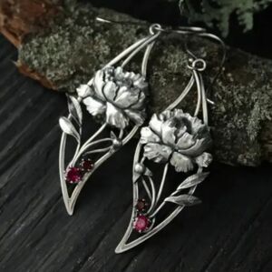 WORLD MARKET WILDFLOWER/ GEMSTONE DETAIL DANGLE EARRINGS